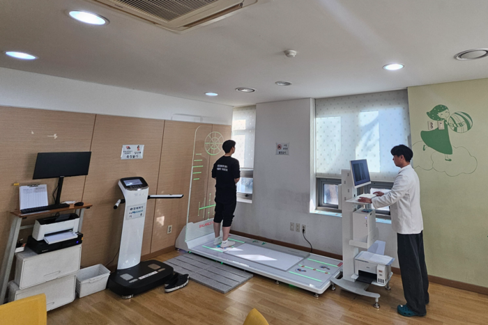 서초구보건소 'AI 체형·족압 및 체성분 측정 서비스' 이용 모습. ⓒ서초구