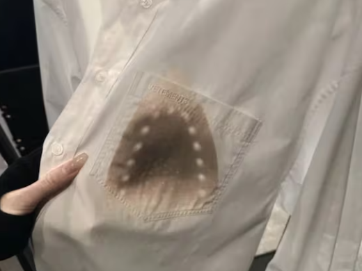 프랑스의 한 명품 패션 브랜드가 다림질하다 태운 듯한 디자인의 셔츠를 약 160만원대에 내놓아 화제를 모으고 있다. 사진=엑스