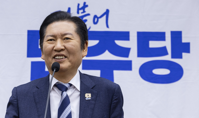 더불어민주당 정청래 대표가 설 연휴를 앞둔 12일 국회에서 열린 의원 총회에 참석해 인사말을 하고 있다. 연합뉴스