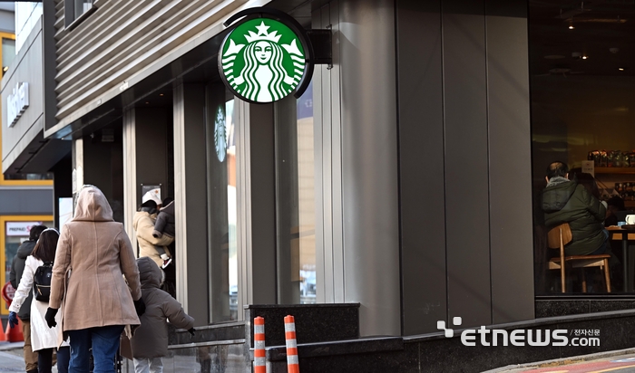 스타벅스가 고객동선과 연령, 성비등을 인공지능(AI)로 분석해 매장 혼잡도와 반납대 상태 등을 확인하는 AI 매장 관리 시스템을 최초로 도입한다. 8일 AI 매장 관리 시스템을 최초 시범 도입한 스타벅스 명동 남산점 모습.  이동근기자 foto@etnews.com