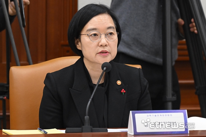 제4회 과학기술관계장관회의가 28일 서울 종로구 정부서울청사에서 열렸다. 한성숙 중소벤처기업부 장관이 모두발언을 하고 있다.
이동근기자 foto@etnews.com