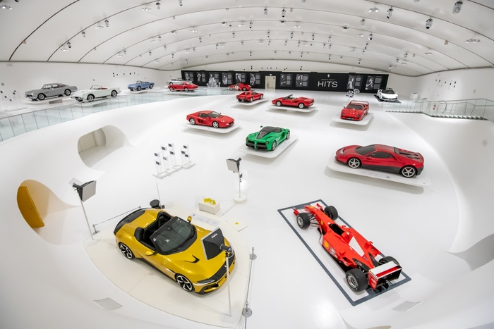 최고의 걸작 - 전설적인 뮤지션과 그들의 페라리 전시장. [자료:페라리]