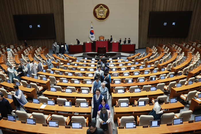 우원식 국회의장이 12일 국회에서 열린 2월 임시국회 본회의에서 산회를 선포한 뒤 한복을 입은 의원들이 본회의장을 떠나고 있다. 연합뉴스