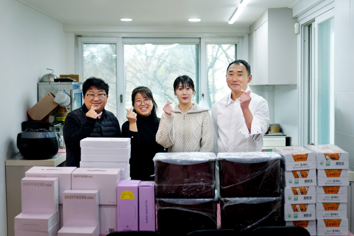 바디프랜드 직원복지팀과 비젼학교 지역아동센터 관계자들이 후원 물품 전달식에서 기념 촬영을 하고 있다.
