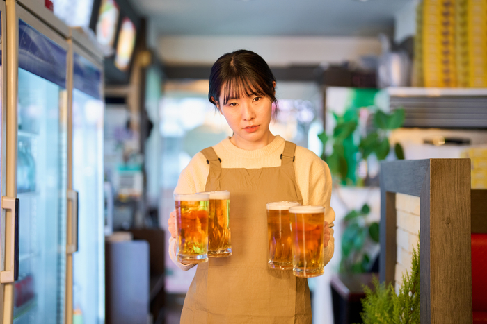 일본에서 아르바이트생이 근무 중 장난이나 돌발 행동을 벌인 뒤 이를 소셜미디어(SNS)에 게시하는 '아르바이트(바이토) 테러'가 다시 확산하면서 기업들의 우려가 커지고 있다. 사진=게티이미지