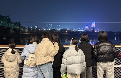 악사손보 문화생활 지원사업에 참여한 아동들이 '달빛뮤직크루즈' 체험을 진행하고 있다.(사진=AXA손해보험)