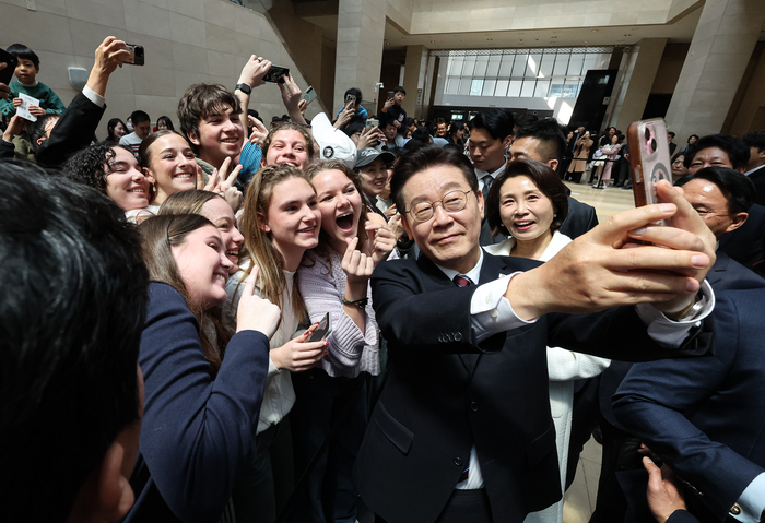 이재명 대통령과 김혜경 여사가 26일 서울 용산구 국립중앙박물관에서 열린 특별전 '우리들의 이순신' 관람을 마친 뒤 외국인 관람객과 기념촬영을 하고 있다. 연합뉴스