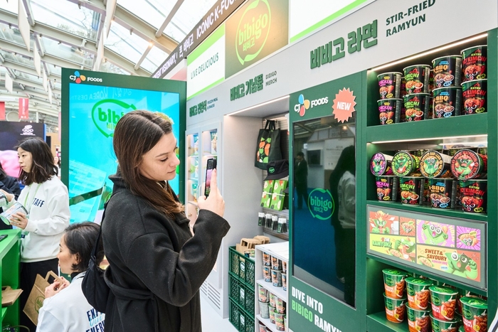 밀라노 코리아하우스 '비비고 존' 부스에서 현지 방문객이 제품을 살펴보고 있다. 〈자료:CJ제일제당〉