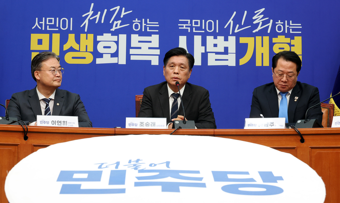 더불어민주당 조승래 사무총장이 22일 국회에서 현안 관련 기자간담회를 하고 있다. 연합뉴스