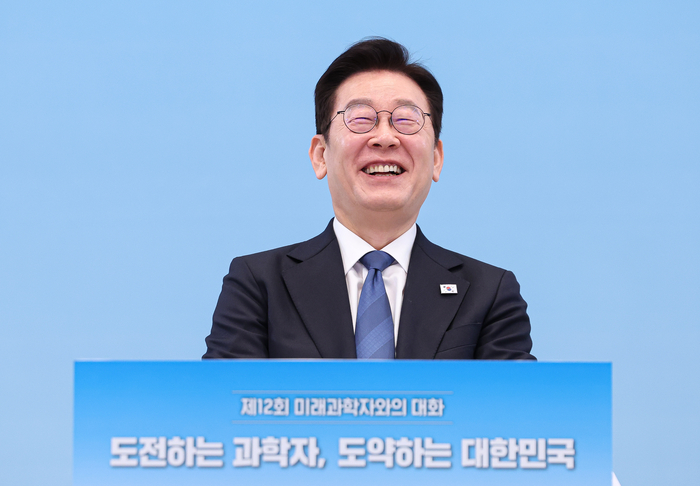 이재명 대통령이 5일 청와대에서 열린 미래 과학자와의 대화 '도전하는 과학자, 도약하는 대한민국'에서 참석자 발언을 듣고 웃고 있다. 연합뉴스