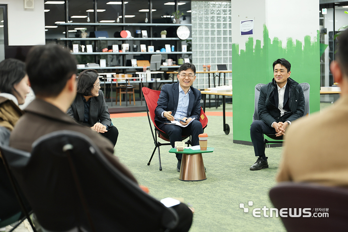 김현곤 경기도경제과학진흥원장(오른쪽 세  번째)이 24일 성남 판교 스타트업캠퍼스 창업라운지에서 열린 '글로벌 진출 성과공유 및 간담회'에 참석해 기업 대표들과 이야기를 나누고 있다.