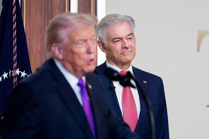 도널드 트럼프 미국 대통령과 메흐메트 오즈 메디케어·메디케이드 서비스 센터장. 사진=EPA 연합뉴스