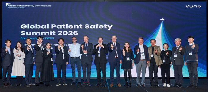 뷰노가 지난 7일 콘래드 서울 호텔에서 개최한 글로벌 심포지엄 'Global Patient Safety Summit 2026'에서 참석자들이 기념촬영했다.