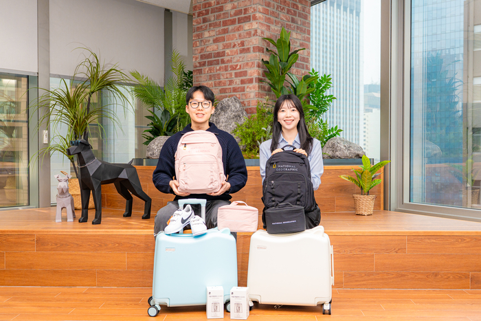 동국제강그룹 임직원이 '초등 입학 자녀 응원 선물'과 함께 기념사진을 촬영하는 모습. 동국홀딩스