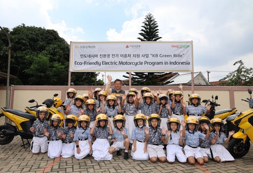 3일 인도네시아 자카르타 단비초등학교에서 개최된 'KB Green Ride' 전달식에서 곽종득 KB손해보험 인도네이사 법인장(맨 뒷줄 가운데)과 현지 학생들이 기념촬영을 하고 있다.(사진=KB손해보험)