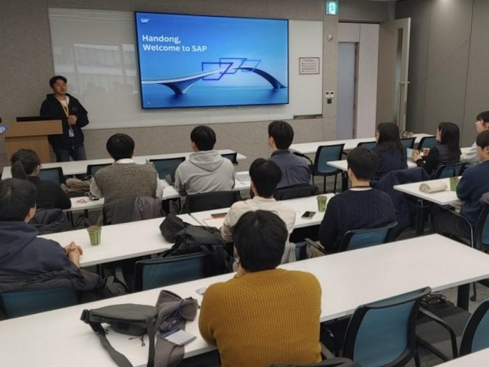 2026 글로벌 AI커리어 부스트 캠프에 참가한 한동대 학생들이 SAP코리아를 방문해 산학협력 프로젝트 발표회를 진행하였다. 사진=한동대