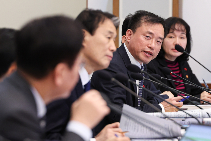 이재명 대통령 질문에 답하는 김종철 방미통위 위원장.[연합뉴스]