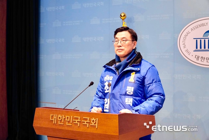 최원용 더불어민주당 평택시장 예비후보가 24일 국회 소통관에서 기자회견을 열고 평택시장 출마를 공식 선언했다.