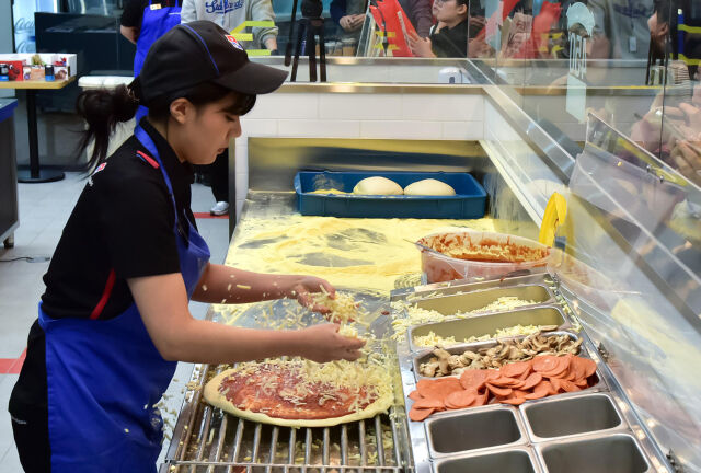 Korean Domino’s Breaks Record: Fastest Pizza Maker in Asia-Pacific Revealed!