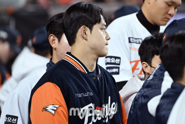 31일 대전 한화생명 볼파크 야구장에서 열린 '2025 신한 SOL 뱅크 KBO 한국시리즈 5차전' LG 트윈스와 한화 이글스 경기. 한화 선발 문동주가 1이닝 강판 당한 뒤 더그아웃에서 경기를 지켜보고 있다./마이데일리