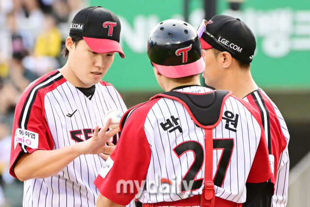 7일 오후 서울 잠실야구장에서 진행된 '2025 신한 SOL뱅크 KBO 리그' SSG-LG의 경기. LG 선발 임찬규가 1회와 2회 연속 실점을 한뒤 아쉬워 하고 있다./마이데일리