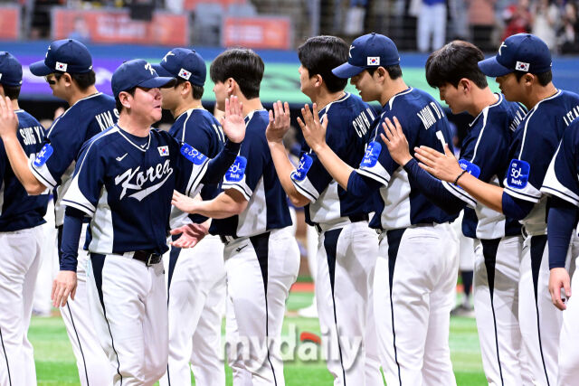 9일 오후 서울 구로구 고척스카이돔에서 진행된 '2025 NAVER K-BASEBALL SERIES' 대한민국-체코와의 평가전 경기.

대한민국 류지현 감독이 11-1로 승리한 뒤 선수들과 하이파이브를 하고 있다./마이데일리”><img decoding=