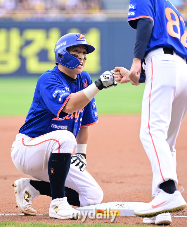 2025년 8월 9일 오후 서울 잠실구장에서 열린 '2025 신한 SOL뱅크 KBO 리그' 한화 이글스와 LG 트윈스의 경기. 한화 1루 주자 손아섭이 1회초 1사 1루서 문현빈의 안타 때 3루를 밟고 코치의 축하를 받고 있다./마이데일리