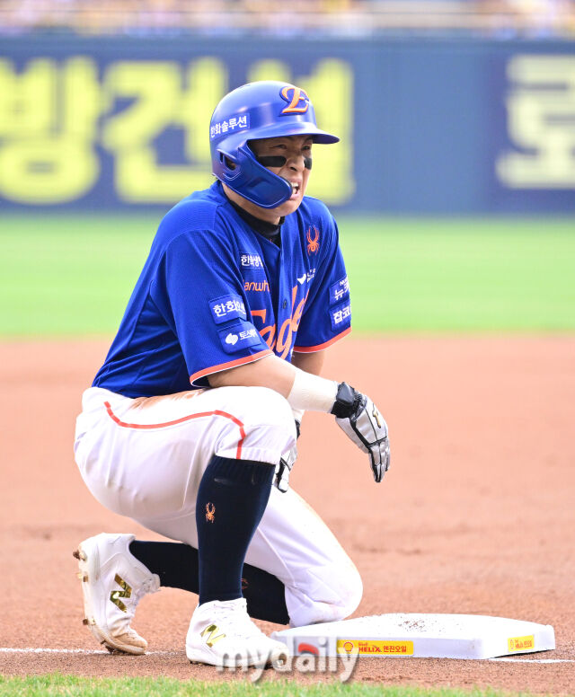 2025년 8월 9일 오후 서울 잠실구장에서 열린 '2025 신한 SOL뱅크 KBO 리그' 한화 이글스와 LG 트윈스의 경기. 한화 1루 주자 손아섭이 1회초 1사 1루서 문현빈의 안타 때 3루를 밟은 뒤 숨을 고르고 있다./마이데일리
