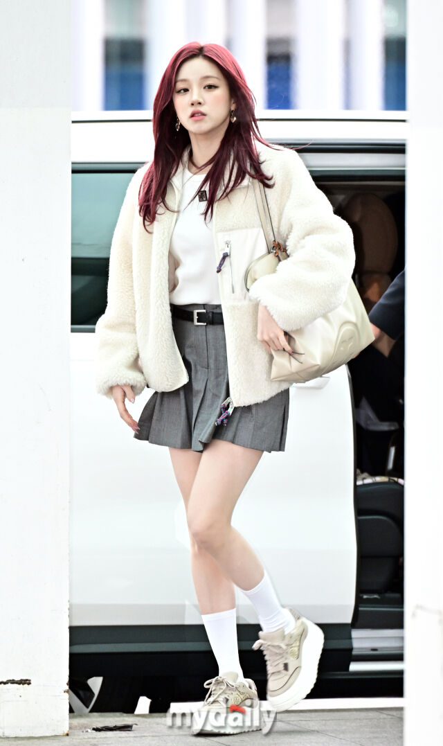 Group IVE’s Wonyoung Shines at Tory Burch Fashion Show in New York: What to Expect from This EV Star?