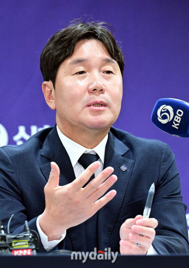 6일 오전 서울 중구 프레스센터에서 진행된 '2026 WBC 대표팀 기자회견'에서 류지현 감독이 취재진의 질문에 답하고 있다./중구=곽경훈 기자