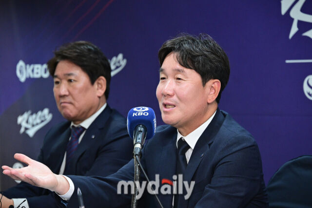 6일 오전 서울 중구 프레스센터에서 진행된 '2026 WBC 대표팀 기자회견'에서 류지현 감독과 조계현 전력강화위원장(왼쪽)이 취재진의 질문에 답하고 있다./마이데일리