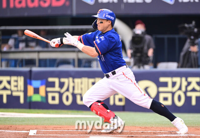 2025년 8월 9일 오후 서울 잠실구장에서 열린 '2025 신한 SOL뱅크 KBO 리그' 한화 이글스와 LG 트윈스의 경기. 한화 손아섭이 1회초 선두타자 안타를 치고 있다./마이데일리