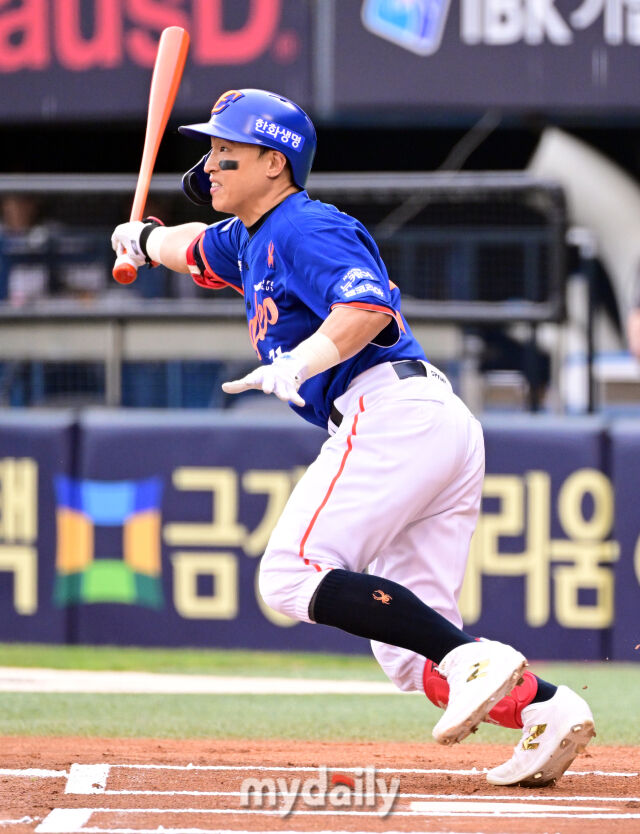 2025년 8월 9일 오후 서울 잠실구장에서 열린 '2025 신한 SOL뱅크 KBO 리그' 한화 이글스와 LG 트윈스의 경기. 한화 손아섭이 1회초 선두타자 안타를 치고 있다./마이데일리