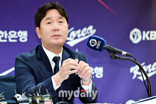6일 오전 서울 중구 프레스센터에서 진행된 '2026 WBC 대표팀 기자회견'에서 류지현 감독이 취재진의 질문에 답하고 있다./마이데일리