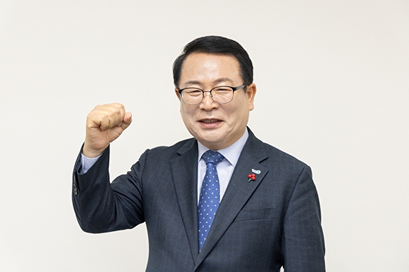

<figure>” /><figcaption>
<figure></figcaption></figure>
<p>◇ ‘アン・ホヨンの戦略’に ‘チョン・ホンユルの執行力’を加えた勝利公式</p>
<p>チョン市長は今回の政策連帯が単なる選挙用の結合ではないことを明確にした。</p>
<p>彼は「アン・ホヨン議員が持つ中央の政治的談論と私が益山で証明した地方行政の成功神話を一つにまとめる」とし、「政治はスローガンを叫ぶが、行政は住民の生活を変える」と強調した。</p>
<p>特に益山で成功させた国家食品クラスターと地域愛商品券『ダイローム』などの成果を全北14市郡に拡散させ、全北の未来の食糧を確実に確保するという構想を示した。</p>
<p>◇ ‘チョン・ホンユル式共生モデル’で地域の対立解決者を自任</p>
<p>全州・完州統合など地域内の敏感な懸案についてもチョン市長は行政専門家らしい代案を提示した。</p>
<p>彼は「政治的計算では対立を解決できない」と指摘し、全北市長郡守協議会長として積み上げたコミュニケーション能力を基に、基礎自治体の自律性を尊重する『共生型統合』モデルを推進すると明らかにした。</p>
<p>これを通じて全北全体を一つの巨大広域経済圏にまとめるという腹案だ。</p>
<p>◇ 知事は学ぶ場所ではない…’練習のない道政’を強調</p>
<p>チョン市長はイ・ジェミョン大統領の城南市長・京畿道知事時代の成果を言及し、有能な行政専門家の重要性を説いた。</p>
<p>彼は「今、全北は試行錯誤を経験する余裕がない」とし、「3選市長の行政ノウハウと中央省庁の幅広いネットワークを総動員して練習のない道政を展開する」と約束した。</p>
<p>最後にチョン市長は「言葉より足が速く、スローガンより結果で語る知事になる」とし、「アン・ホヨン議員との連帯を通じて必ず全北大転換を完遂する」との意志を強調した。</p>
</div>
		</article>
		<!-- 기사뷰 뉴스 하단 AD -->
		<article class=
