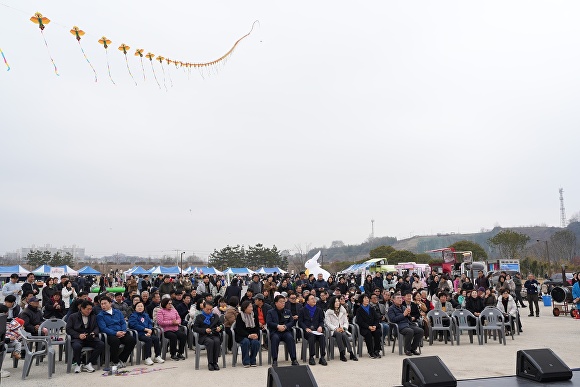 

<figure>” /><figcaption>
<figure></figcaption></figure>
<p>開幕日には式前公演と開幕宣言、大型凧のパフォーマンスが繰り広げられ、羅州の希望と願いを空に舞い上げる象徴的な場面が演出された。</p>
<p>ユン・ビョンテ羅州市長は大型凧に「第2次公共機関移転は羅州へ」という文句を刻み、羅州の発展への願いを込めた。</p>
<p>行事期間中に運営された「願い事凧揚げ体験ゾーン」には、子供から高齢者まで様々な年齢層が参加した。</p>
<p>焼き芋ゾーンとキャンプ型休憩所には、焚き火を中心に休憩スペースが設けられ、冬の情緒を加え、フリーマーケット40か所とフードトラック9台が参加し、様々な食べ物や手工芸品を披露して現場での消費を促した。</p>
<p>地域芸術団体と若手バスカーの公演も加わり、祝日の雰囲気を生かした温かい現場の雰囲気を完成させ、伝統と現代のコンテンツが調和した家族中心の祝日祭りモデルを提示した。</p>
<p>市の関係者は「今後も『羅州1泊2得』政策を中心に、滞在型観光コンテンツを継続的に拡大し、羅州の魅力を全国に知らせていきたい」と述べた。</p>
</div>
		</article>
		<!-- 기사뷰 뉴스 하단 AD -->
		<article class=