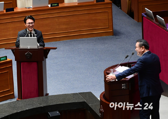 &nbsp;  At the fifth plenary session of the 432nd National Assembly (extraordinary session) held in Yeouido, Seoul, on February 10, Prime Minister Kim Min-seok responded to inquiries from Democratic Party Representative Kim Tae-nyeon during the economic sector interpellation. [Photo: Jeong So-hee]