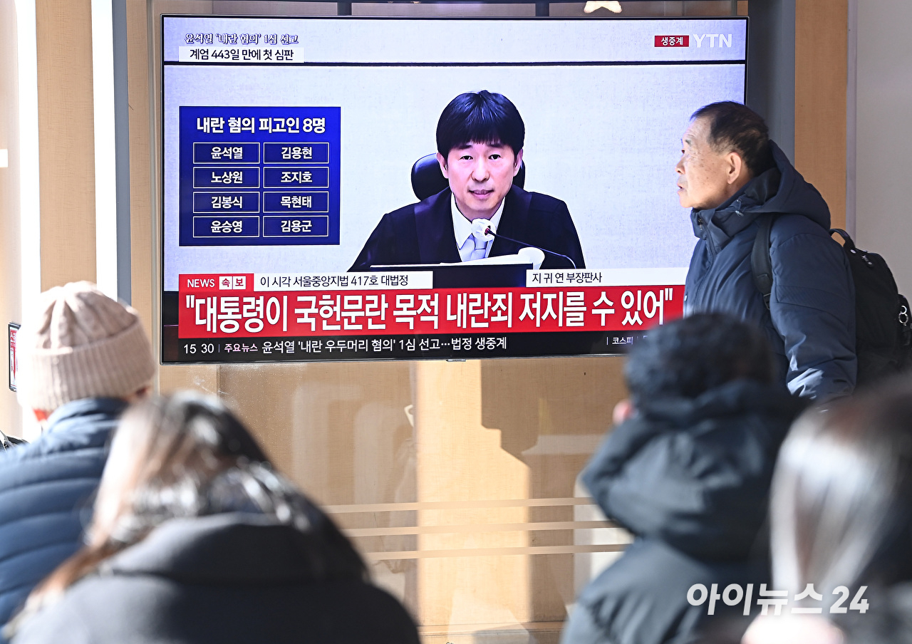 

<figure>” /><figcaption>
<figure></figcaption></figure>
<p>[アイニュース24 チェ・ギチョル記者] 裁判所が「12・3非常戒厳」を内乱と明確に規定した。ソウル中央地裁刑事25部（裁判長チ・グィヨン）は19日、ユン・ソンニョル元大統領の内乱首謀者容疑を有罪と認定した。主犯格のキム・ヨンヒョン元国防部長官をはじめ、残りの内乱一味6人にも国憲紊乱目的と暴動の故意があったと見なした。</p>
<p>裁判部は「被告人らの内乱行為は憲法が想定した合法的な手続きを無視し、暴力的な手段を通じて国会を含む国家機関の権能行使を不可能にし、その機能を麻痺させようとしたもので、民主主義の核心的価値を根本的に損なったもの」とし、「厳重な処罰が避けられない」と判決した。</p>
<p>ただし、宣告された刑量は内乱特検チーム（特別検事チョ・ウンソク）の被告人別求刑とは少なからず差がある。特検チームはユン元大統領に対して死刑を求刑したが、裁判部は無期懲役を宣告した。</p>
<p>裁判部は、ユン元大統領らが長期独裁のために1年前から非常戒厳を宣布するための内外的条件を醸成したが、思うようにいかず非常戒厳を宣布したという特検の主張を受け入れなかった。そのような経緯と過程を認める証拠が不足しているというものだ。裁判部は「少なくとも2024年12月1日頃に『もはや我慢できない。武力を動員してでも国会を制圧しなければならない』と決心したように見える」と判断した。</p>
<p>続いて「被告人ユン・ソンニョルが被告人キム・ヨンインとともにヨ・インヒョン、クァク・ジョングン、イ・ジンウなどと共にした数回の食事の席で話した内容を見ても、何らかの意図や構想、計画などを匂わせたと見るには無理があり、むしろ単純な不満や激情を吐露したり、愚痴や歯がゆさなどを漏らしたと見る余地が少なくない」とした。</p>
<p>また「この事件の非常戒厳後に行われた各種措置を見ると、長期間心に決めて非常戒厳を宣布したと見るには準備が余りにも杜撰で、国会を無力化した後の計画などに関する特別な証拠や資料、痕跡のようなものも見つけることができない」と判示した。非常戒厳が内乱であることは認められるが、即興的で緻密さに欠けていたという話だ。特検と裁判部間のユン元大統領の非常戒厳宣布に対する視点の違いがここから露呈する。</p>
<p>裁判部はユン元大統領の個人的量刑部分で「事件の犯行を直接主導的に計画し、多数の多くの人々をこの事件の犯行に関与させ、莫大な社会的損失を引き起こした」と指摘した。また「非常戒厳により招かれた莫大な社会的コストについて謝罪の意を示さず、特別な事情もなく出席を拒否したりもした」とし、反省や改悛の情がないことを叱責した。</p>
<p>しかし裁判部は「（被告人ユン・ソンニョルが内乱について）非常に緻密に計画を立てたようには見えず、物理力の行使を最大限自制させようとしたように見える」とした。その証拠として、現場の戒厳軍の実弾所持や直接的な物理的暴力を行使した例は見つけ難いとした。ほとんどの計画が失敗に終わったという点も有利な量刑事由として考慮した。怪我人がなく、戒厳令も数時間もたたずに国会によって解除されたというユン元大統領ら被告人らの主張を一部受け入れたものと解釈される。</p>
<p>裁判部はこれとともに、ユン元大統領が内乱犯行以前に何の犯罪歴もないという点と、長期間公務員として勤めてきた点、現在65歳の比較的高齢であるという点も有利な量刑事由として参酌した。</p>
<figure><img decoding=