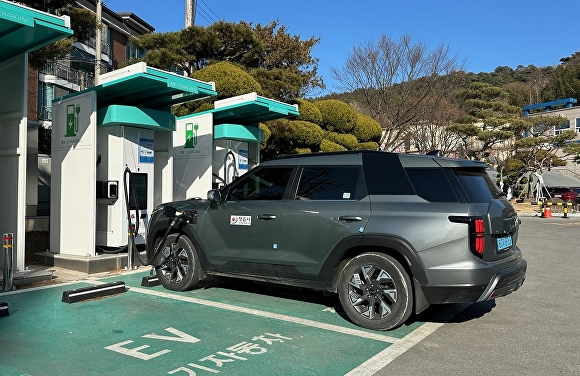 

<figure>” /><figcaption>
<figure></figcaption></figure>
<p>車種別の支援金額は電気乗用車の場合、最大1210万ウォン（約128万6,351円）、電気貨物車は最大1750万ウォン（約186万425円）を支援し、水素自動車は単一車種として3450万ウォン（約366万7,695円）を定額支援する。</p>
<p>特に今年は「電気車転換支援金」を新たに導入した。ディーゼル車など内燃機関車両を3年以上保有した個人が既存車両を廃車し電気車を購入すれば、最大130万ウォン（約13万8,203円）を追加で受け取ることができ、市民の交換負担が減る見込みだ。</p>
<p>また、多子世帯や青年の初めての車購入者、弱者層、小規模事業者、農業者など優先対象者に別途の物量を配分し、追加支援の特典を提供する。</p>
<p>さらに、走行距離が長く微細粉塵排出の影響が大きいタクシーや宅配貨物車の従事者にも優先順位を付けて大気質改善効果を最大化する計画だ。</p>
<p>補助金申請は購入希望者が自動車製造・輸入業者と購入契約を締結すれば行える。その後、製造・輸入業者が無公害車購入補助金システムを通じて代理申請する方式で進められる。</p>
<p>支援対象者は車両の出荷と登録の順に決定され、予算が消化されると早期に締切となる可能性がある。</p>
<p>イ・ハクス市長は「電気車転換支援金など様々な特典を活用して多くの市民が環境に優しい交通手段に転換することに参加してほしい」と述べ、「持続可能な環境に優しい交通都市であり、清浄な正邑を作るために多くの関心と参加をお願いしたい」と伝えた。</p>
<p>今回の事業に関する詳細情報は正邑市庁のホームページの公告文や環境部の無公害車統合ウェブサイトで確認できる。</p>
</div>
		</article>
		<!-- 기사뷰 뉴스 하단 AD -->
		<article class=