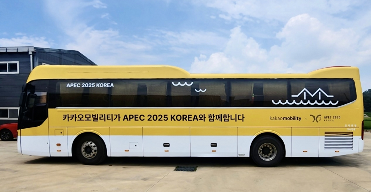

<figure>” /><figcaption>
<figure></figcaption></figure>
<p>昨年開催されたAPEC首脳会議の公式スポンサーであるカカオモビリティは、7月に松島で開催された第3回APEC高官会議（SOM3）と10月に慶州で開催されたAPEC首脳会議本会議の期間に合わせて、オン・オフラインでモビリティインフラの支援を行った。</p>
<p>主要イベント区間を結ぶ無料循環シャトルバスを運行し、各国代表団や関係者の移動を助けた。カカオバスアプリを通じて、ボムンダンジを経由する26の路線の臨時迂回路線情報を提供した。アプリでは、会場内の自動運転バス路線と乗車情報を案内し、訪問者が自動運転技術を体験できるよう支援した。</p>
<p>カカオナビは、会場近くの混雑地域の迂回経路、車両2部制の実施事前案内などの情報を提供し、イベント期間中に臨時運営された公式駐車場7か所に対する英語検索を支援し、大規模な人出による交通混雑を最小限に抑えた。</p>
<p>外国人が多数訪れるイベントの特性を考慮し、正しいタクシー文化の醸成のためのキャンペーンも並行して行った。タクシー運転手を対象にメーター未使用、運賃・通行料以外の恣意的な料金徴収、乗車拒否行為などを禁止する案内を行い、親切なサービスを提供するよう奨励した。</p>
<p>このような貢献により、カカオモビリティは外交部長官表彰に続き、慶尚北道知事感謝状も受賞した。カカオモビリティ側は「国際イベントでも適用可能なプラットフォーム技術力と運営能力が認められた事例」とし、「モビリティプラットフォームが国家単位の大規模イベントで円滑な運営を支援するインフラとして機能できることを示した意義がある」と自評した。</p>
<p>リュ・グンソンカカオモビリティ代表は「韓国代表モビリティプラットフォームとして国家的イベントの成功開催に貢献できて意義深い」とし、「韓国内を越え、全世界の利用者に革新的な移動体験を提供するグローバルモビリティ企業に成長していく」と述べた。</p>
</div>
		</article>
		<!-- 기사뷰 뉴스 하단 AD -->
		<article class=
