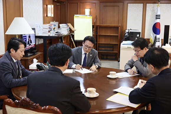 

<figure>” /><figcaption>
<figure></figcaption></figure>
<p>今回の表敬訪問は、大田・忠南行政統合論議が本格化する中、忠北の位相と将来戦略に対する地域社会の関心と懸念が高まる状況で、忠北選出国会議員らの提案により実現した。</p>
<p>この場で出席議員らと金民碩総理は、政府の国土均衡発展戦略である「5極3特」が実質的な成果につながるためには、忠北の役割を明確に設定し、これに相応する具体的支援が伴うべきだという点で意見を同じくした。</p>
<p>特に議員らは、忠北特別自治道の設置と第2次公共機関移転の着実な推進、忠北地域への特例付与など、忠北発展のための核心課題が滞りなく進行できるよう、政府レベルの積極的な支援を要請した。</p>
<p>これに対し金民碩総理は「大田・忠南統合の経過を見ながら、忠北の特別な発展戦略と方向を議論するための与党協議と政府内協議を進める」と答えたと伝えられた。</p>
<p>林鎬善議員は「地域議員らと共に協議した事案が今後の与党協議と政府協議過程に忠実に反映されるよう最善を尽くす」とし、「忠北発展の確固たる基盤を作るために尽力する」と述べた。</p>
<p>一方、金民碩総理は来る24日に忠北道を訪問し、国政説明会を開く予定だ。</p>
</div>
		</article>
		<!-- 기사뷰 뉴스 하단 AD -->
		<article class=