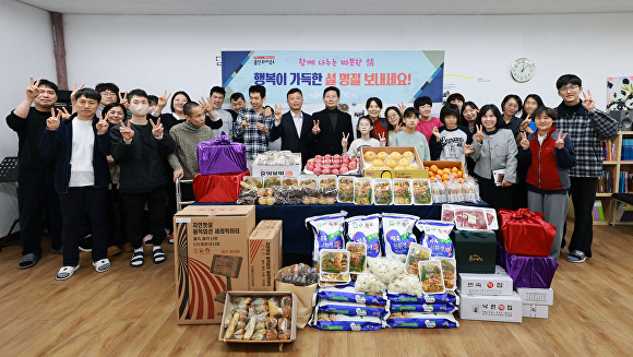 &nbsp;  Mayor Lee Sang-il poses for a commemorative photo with facility staff during his visit to Haeoreum House in Suji-gu on February 10. [Photo = Yongin Special City]