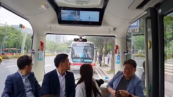 

<figure>” /><figcaption>
<figure></figcaption></figure>
<p>済州道は昨年、国土交通省の試験運行地区評価で全国最高水準の「A等級（非常に優秀）」を獲得した。</p>
<p>これを基に済州道は、タムナ自動車（路線）、タムナ自動車先端（需要応答型）、イルチュルボンGo！（観光）など3つの自動運転サービスの特性に応じたカスタマイズ改善を推進する。</p>
<p>まず、タムナ自動車とタムナ自動車先端は2025年までに蓄積した約15万kmの累積走行データを活用し、運営体系を実効的に改編する。</p>
<p>特に利用客の52%が集中する都心の主要拠点区間の走行アルゴリズムを最適化し定時性を向上させる。また、利用者の80%以上が大学生と社会人である先端科学技術団地路線は実際の移動パターンを反映した生活密着型サービスとして内容を充実させる。</p>
<p>自動運転車の走行品質をベテラン運転手レベルに引き上げるため、技術的安全装置と制御システムを大幅に強化する。</p>
<p>運行設計領域（ODD）内の回転交差点や狭い道路など難易度の高い区間でも、車両が停止せずにスムーズに移動できるよう制御ロジックを精緻化する。ODDは自動運転車が安全に運行可能な道路や天候など、約束された特定環境範囲だ。</p>
<p>工事区間や突発障害物などの例外状況（エッジケース）データを集中的に学習させ、システムの知能的危険回避能力を強化する。</p>
<p>外国人観光客の利便性も改善する。</p>
<p>外国人搭乗客の中で最も高い割合（15%）を占める中国人観光客向けに、車内に中国語の案内文を掲示し、専用決済システムの案内を拡大する。ゼロペイなどのグローバル決済手段との連携を強化し、外国人観光客が済州空港に到着した瞬間から言語・決済の壁なしにサービスを利用できる環境を整える。</p>
<p>観光型自動運転バス「イルチュルボンGo！」は、利用者データに基づいて今年の運営規模を大幅に拡大する。昨年3ヶ月間で合計400回運行、3641kmを無事故で走行した記録を達成した。このサービスは、今年1月6日から12月31日までの年間運行体制に移行する。</p>
<p>繁忙期には運行車両を2台に増やして待機時間を短縮し、観光需要を反映して運行曜日を火曜日から土曜日に調整する。6月までは無償で運営し、7月から有償サービスに転換して持続可能な運営モデルを構築する方針だ。</p>
<p>キム・ナムジン済州道革新産業局長は「2026年はこれまでの実証成果を基に自動運転サービスが住民と観光客の日常に深く根付く安定化の元年になる」とし、「タムナ自動車やイルチュルボンGo！など済州独自の特色あるサービスが安全と品質の面で全国最高水準を維持できるよう運営管理とサービスの高度化に万全を期す」と述べた。</p>
</div>
		</article>
		<!-- 기사뷰 뉴스 하단 AD -->
		<article class=