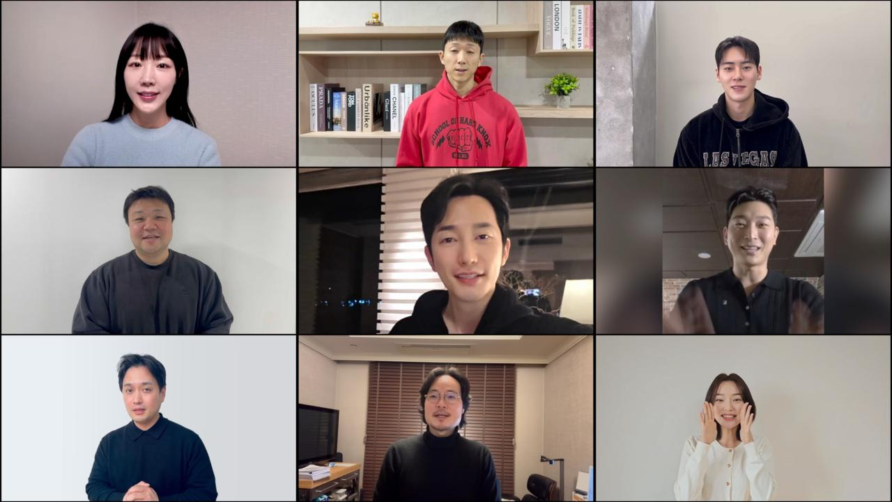 1. 「新年のご挨拶！映画『神の楽団』キャストが心温まるメッセージを届ける」2. 「家族で楽しむ新春映画！『神の楽団』が感動のひとときを提案」3. 「『神の楽団』、120万観客突破！新年の特別な思い出を劇場で」{k01}「新年のご挨拶！映画『神の楽団』キャストが心温まるメッセージを届ける」