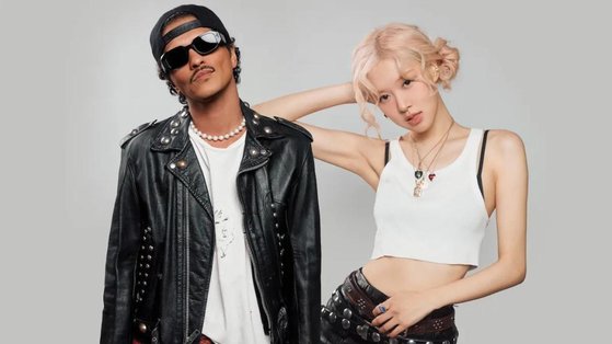 '아파트'를 함께 부른 브루노 마스(왼쪽)와 로제. 사진제공=더블랙레이블 