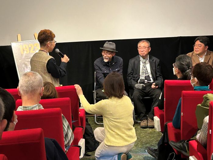 다큐멘터리 영화 '1923 간토대학살'이 27일 일본에서 개봉한 가운데 공동연출자인 최규석 감독(맨 오른쪽)과 김태영 감독(오른쪽에서 두 번째)이 모르크 아사쿠사 극장에서 영화에 대한 관객의 질문을 듣고 있다. 사진제공=김태영 감독