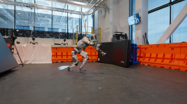 현대차그룹 로봇 계열사 보스턴다이나믹스의 휴머노이드 로봇 아틀라스가 연속 공중제비를 시작하는 모습. 사진 제공=현대차