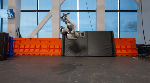 현대차그룹 로봇 계열사 보스턴다이나믹스의 휴머노이드 로봇 아틀라스가 백 텀블링을 하는 모습. 사진 제공=현대차