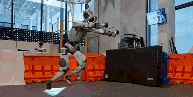 현대차그룹이 9일 미국 자회사인 보스턴다이내믹스의 휴머노이드 로봇 ‘아틀라스’가 현지 연구소에서 연속 공중제비와 백텀블링 등을 능숙하게 하는 영상을 유튜브 채널에 공개했다. 현대차그룹은 아틀라스를 2028년부터 양산해 자동차 생산 현장에 투입하기로 하고 미 조지아주 ‘메타플랜트 아메리카(HMGMA)’에서 공정별 검증 작업을 진행하고 있다. 영상=보스턴 다이내믹스 유튜브 채널 캡처