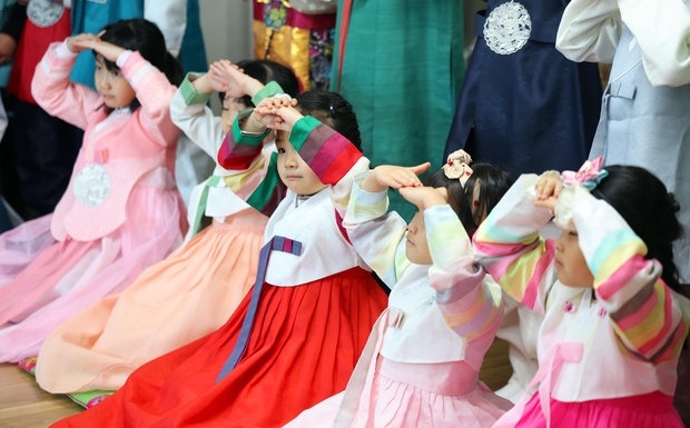 12일 오전 대구 북구 대원유치원에서 설날을 맞아 어린이들이 한복을 차려입고 세배하는 법을 배우고 있다. 대구=연합뉴스